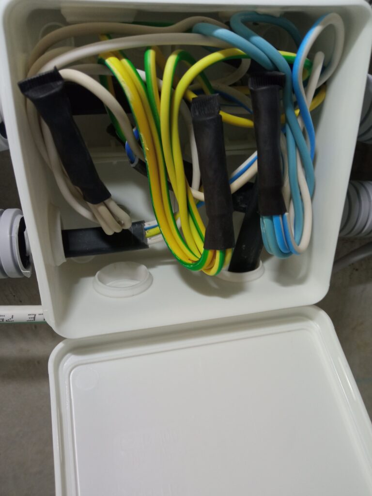 Корбка на потолке