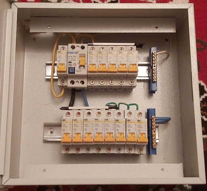 щиток с автоматами и узо